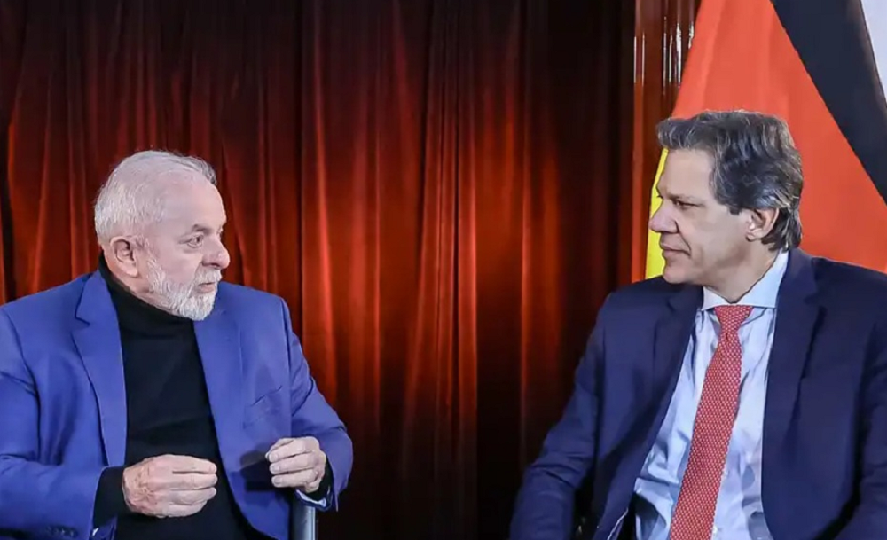 Lula e Haddad sérios conversando