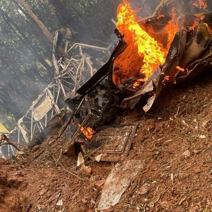Tragédia dupla: quedas de avião e helicóptero dos bombeiros matam 7 pessoas em MG