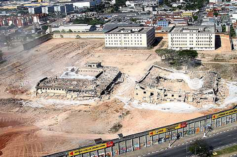 complexo do Carandiru visto do alto na época em que começou a ser demolido