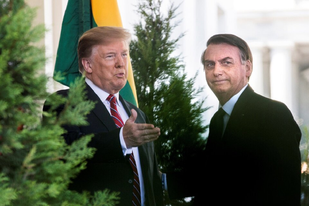 Donald Trump e Jair Bolsonaro lado a lado, o primeiro falando e gesticulando e o segundo sério
