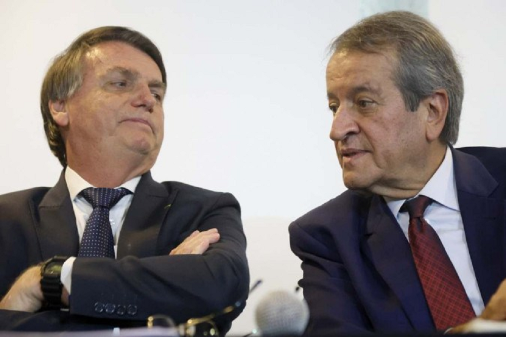 O ex-presidente Jair Bolsonaro (PL) e Valdemar Costa Neto, sentados lado a lado, sérios, conversando