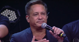 O cantor Leonardo de roupa escura, sério, segurando microfone