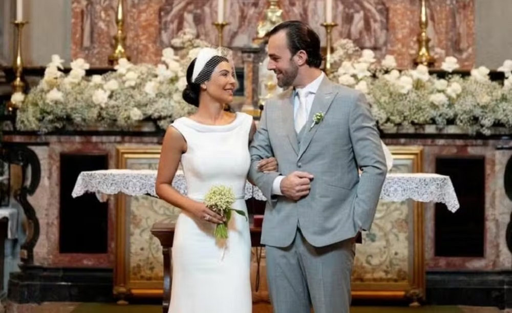 Cintia Chagas e Lucas Bove se olhando na igreja em casamento