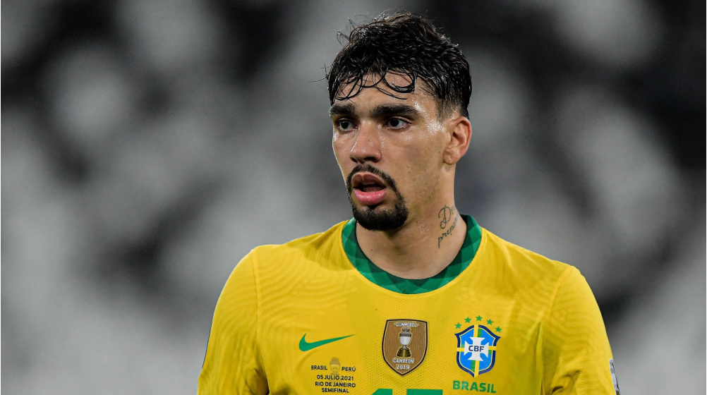 jogador Lucas Paquetá com expressão de cansaço em campo e vestindo uniforme da seleção brasileira