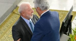 O presidente Luiz Inácio Lula da Silva (PT) e o governador de Goiás, Ronaldo Caiado (União Brasil), se cumprimentando