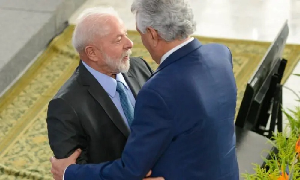 O presidente Luiz Inácio Lula da Silva (PT) e o governador de Goiás, Ronaldo Caiado (União Brasil), se cumprimentando