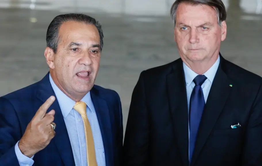O pastor Silas Malafaia e o ex-presidente Jair Bolsonaro (PL); o primeiro falando e o segundo sério