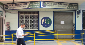 Homem passando em frente ao Laboratório PCS Saleme, em Nova Iguaçu