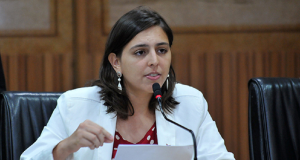 A deputada federal e candidata à Prefeitura do Natal no 2º turno, Natália Bonavides (PT), falando em microfone e gesticulando, sem olhar para a câmera