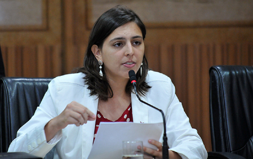 A deputada federal e candidata à Prefeitura do Natal no 2º turno, Natália Bonavides (PT), falando em microfone e gesticulando, sem olhar para a câmera