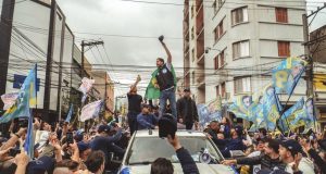 o candidato a prefeito de São Paulo, Pablo Marçal (PRTB), em cima de carro, acenando, durante carreata