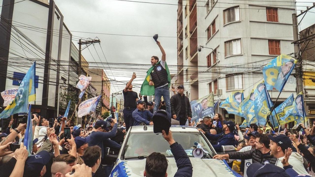 o candidato a prefeito de São Paulo, Pablo Marçal (PRTB), em cima de carro, acenando, durante carreata