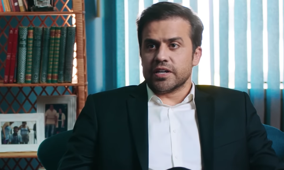 Pablo Marçal (PRTB) sentado, falando, sem olhar para a câmera