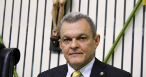 O prefeito de Fortaleza, José Sarto (PDT), olhando para a câmera, sério