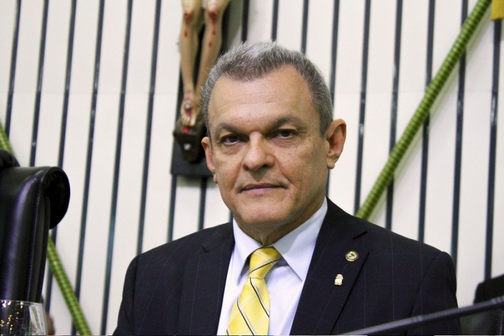 O prefeito de Fortaleza, José Sarto (PDT), olhando para a câmera, sério