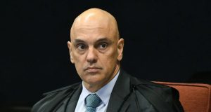 ministro Alexandre de Moraes sério, sem olhar para a câmera