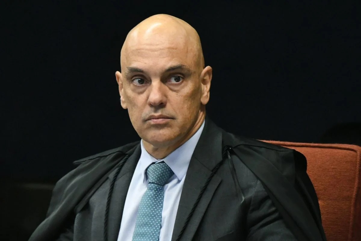 ministro Alexandre de Moraes sério, sem olhar para a câmera