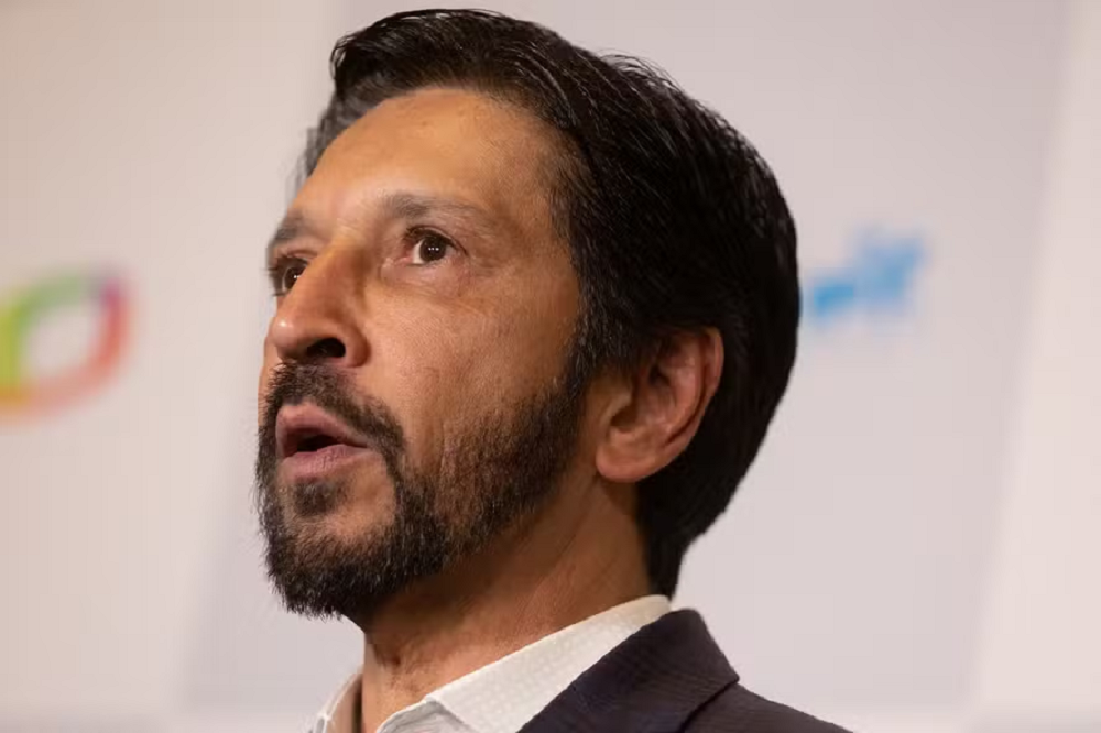 Ricardo Nunes (MDB) em close, de perfil, com expressão assustada