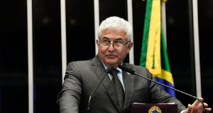 Senador Marcos Pontes (PL-SP) falando no senado, de óculos, sem olhar para a câmera