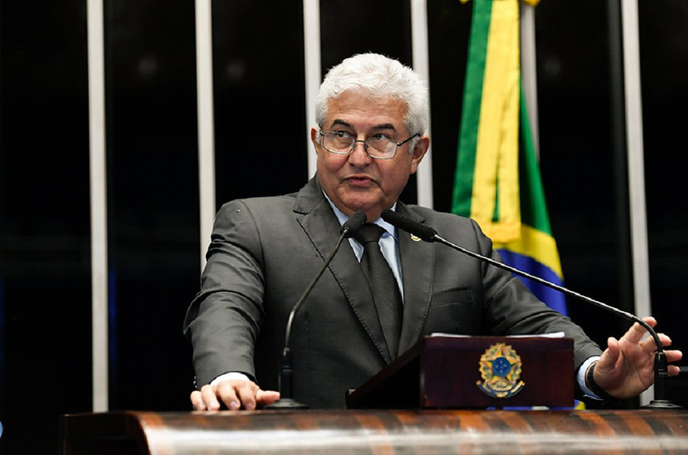 Senador Marcos Pontes (PL-SP) falando no senado, de óculos, sem olhar para a câmera