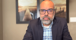 blogueiro bolsonarista Allan dos Santos sério, de óculos, olhando para a câmera