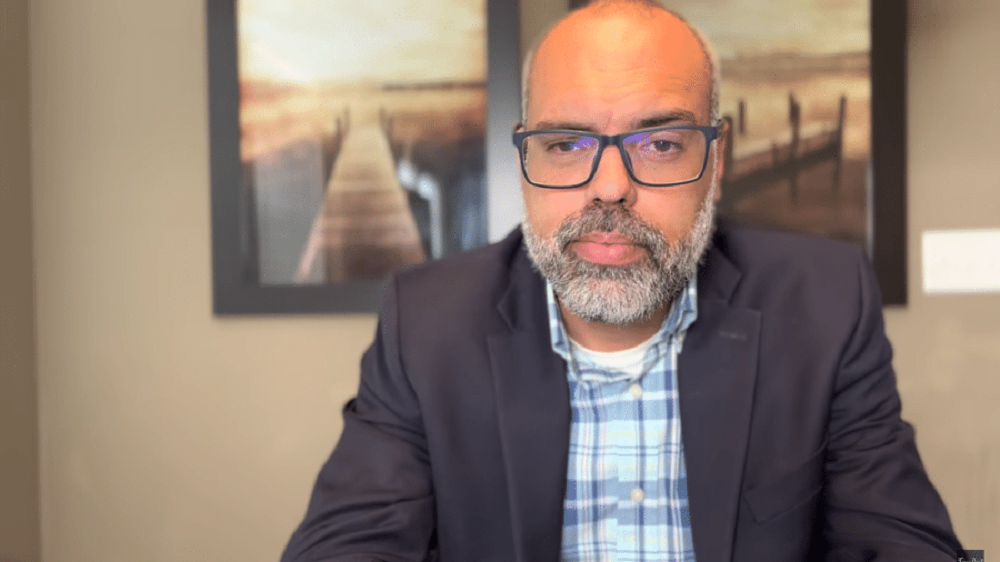 blogueiro bolsonarista Allan dos Santos sério, de óculos, olhando para a câmera