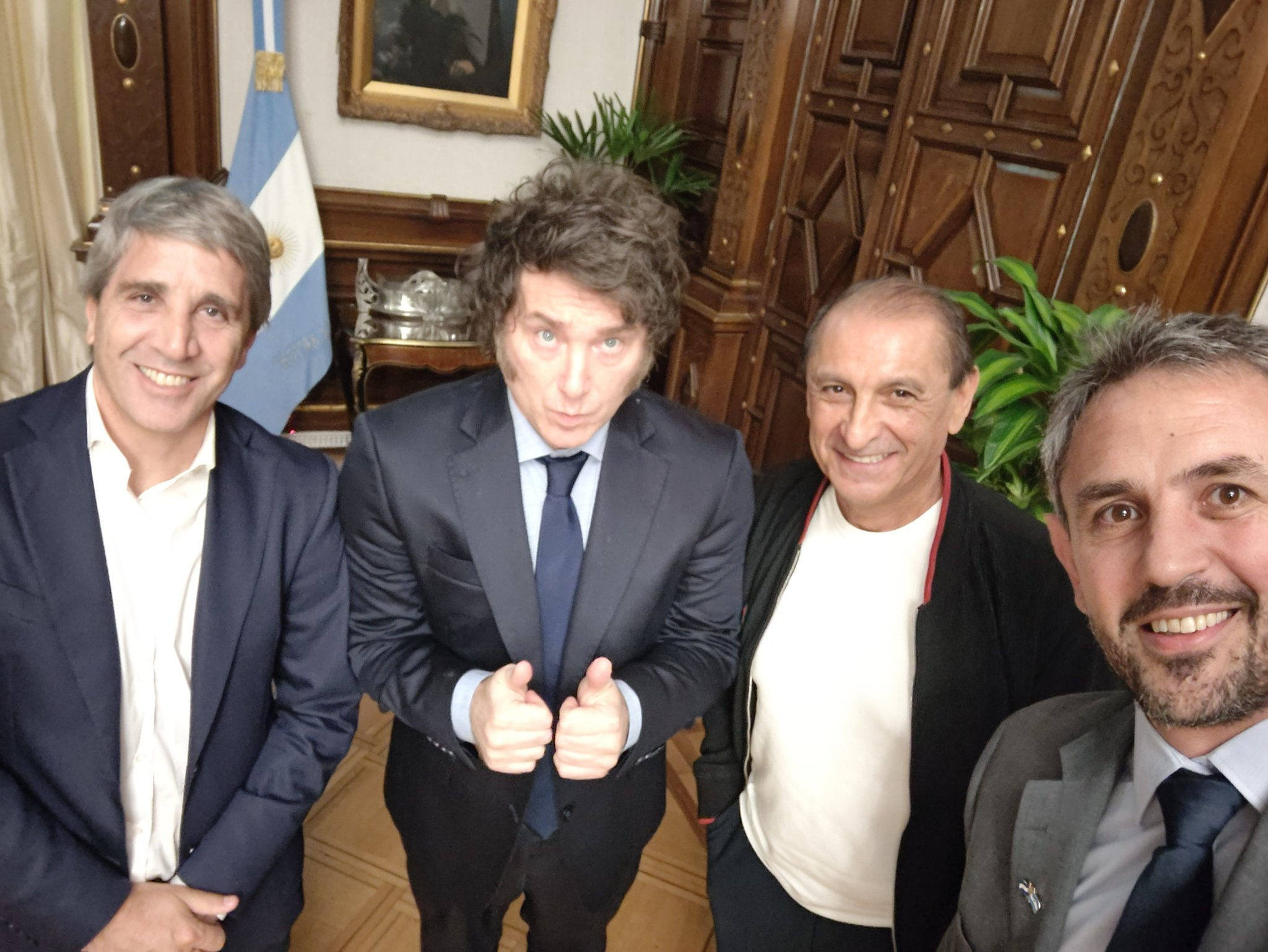 Ramón Díaz com Javier Milei, presidente da Argentina, o ministro da Economia, Luis Caputo, e o presidente da Câmara dos Deputados do país vizinho, Martin Menem