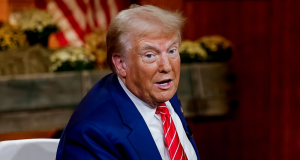 Donald Trump falando com expressão de raiva