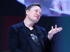 Elon Musk falando e gesticulando com expressão pensativa