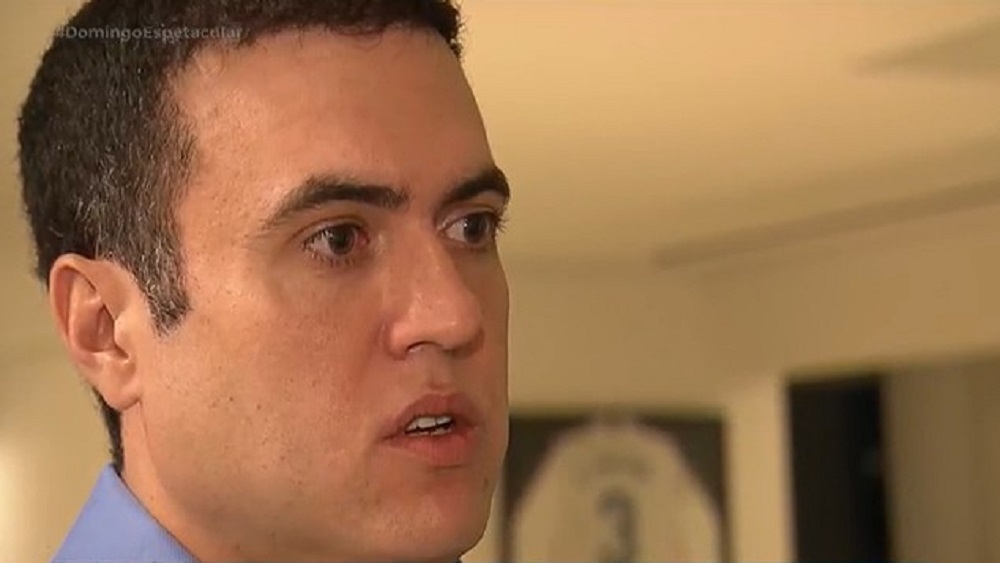 Antônio Vinícius Lopes Gritzbach em close, com expressão de espanto, do lado esquerdo de foto