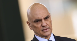 ministro do Supremo Tribunal Federal (STF) Alexandre de Moraes com expressão desconfiada