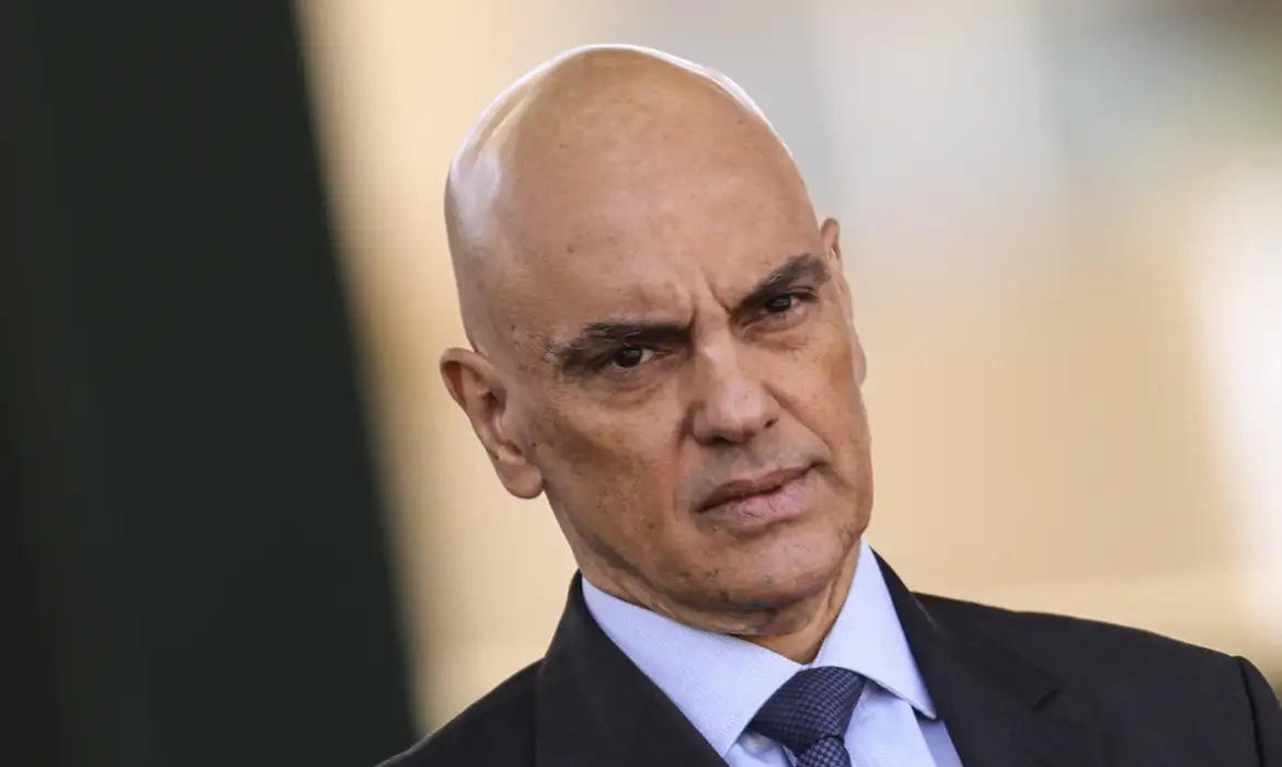 ministro do Supremo Tribunal Federal (STF) Alexandre de Moraes com expressão desconfiada