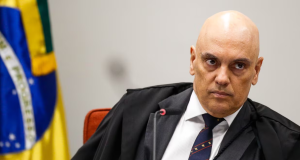 Ministro Alexandre de Moraes, do Supremo Tribunal Federal (STF), sério, olhando pra frente, sem olhar para a câmera