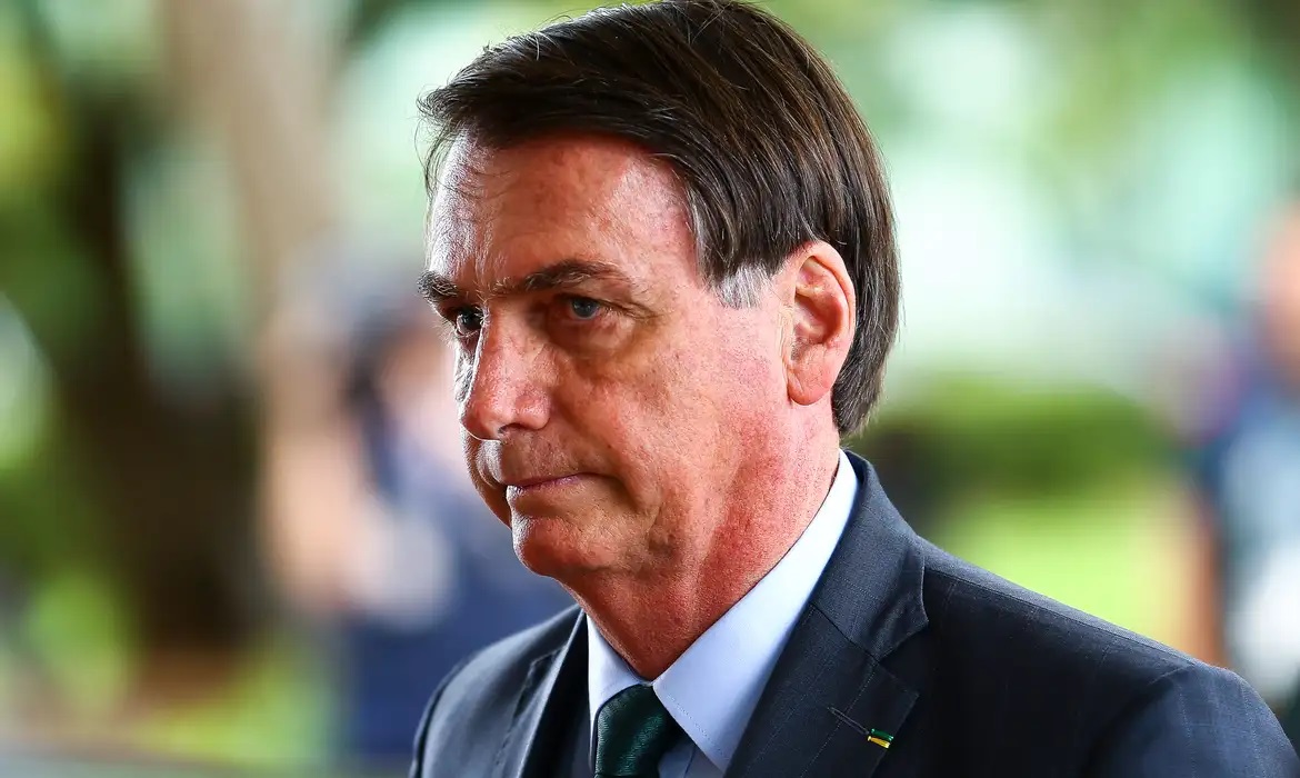 ex-presidente Jair Bolsonaro (PL) de perfil com expressão triste, com fundo desfocado