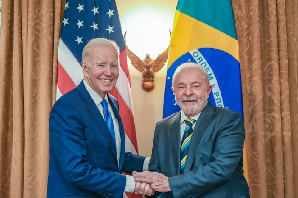 Joe Biden e Lula sorrindo em aperto de mãos
