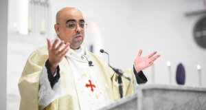 O padre José Eduardo de Oliveira e Silva gesticulando em tom de indignação