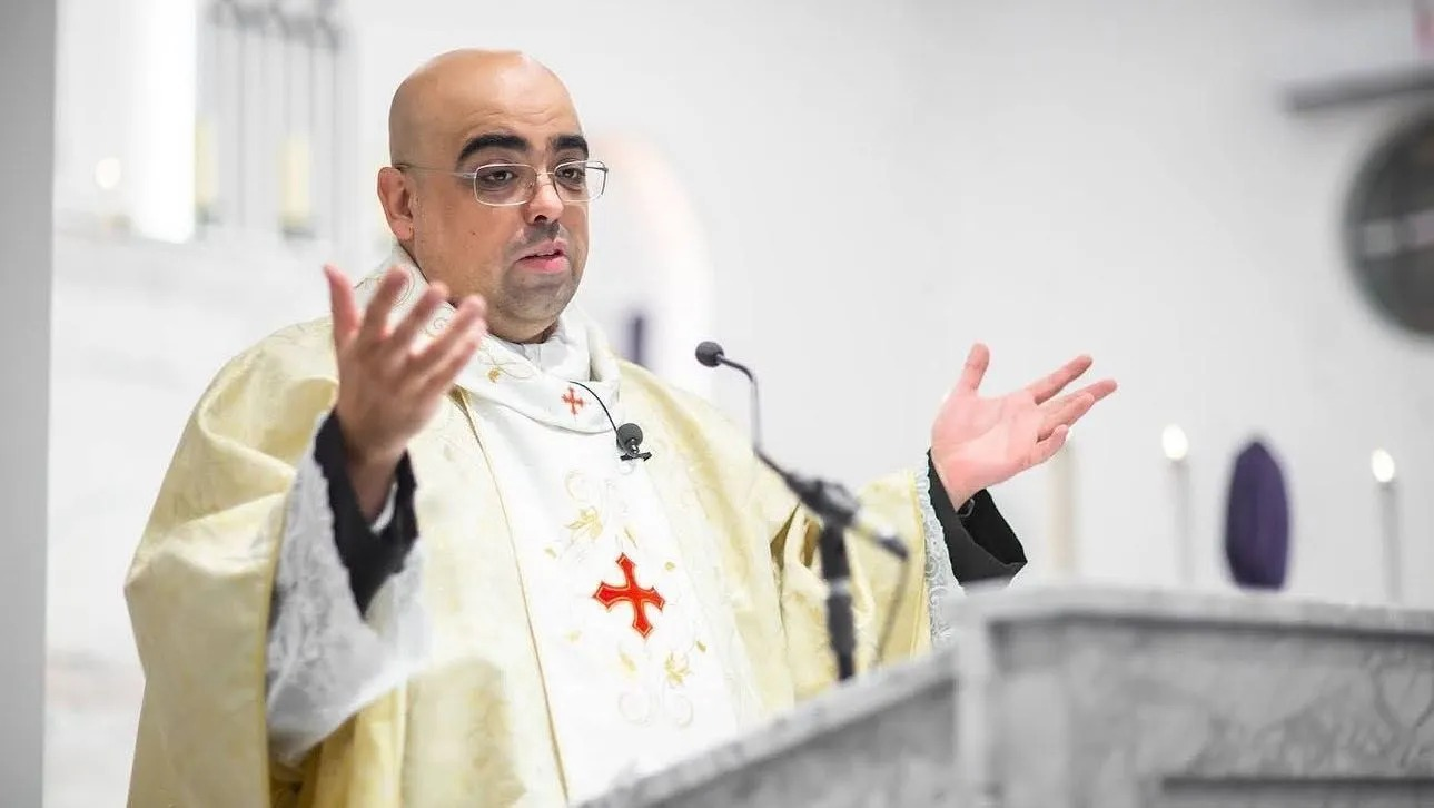 O padre José Eduardo de Oliveira e Silva gesticulando em tom de indignação