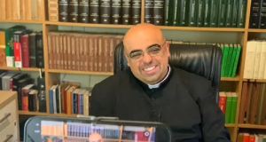 Padre José Eduardo de Oliveira e Silva gravando vídeo e sorrindo