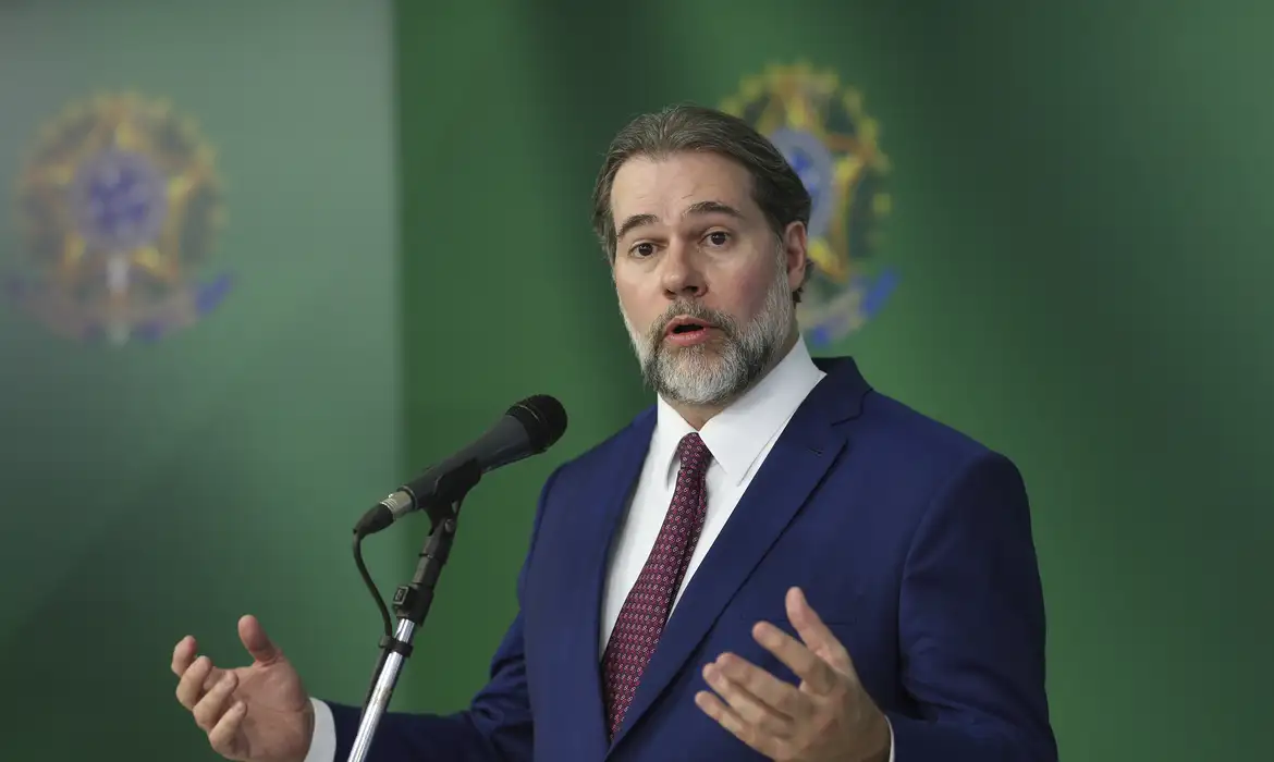 ministro do Supremo Tribunal Federal (STF), Dias Toffoli falando em microfone e gesticulando