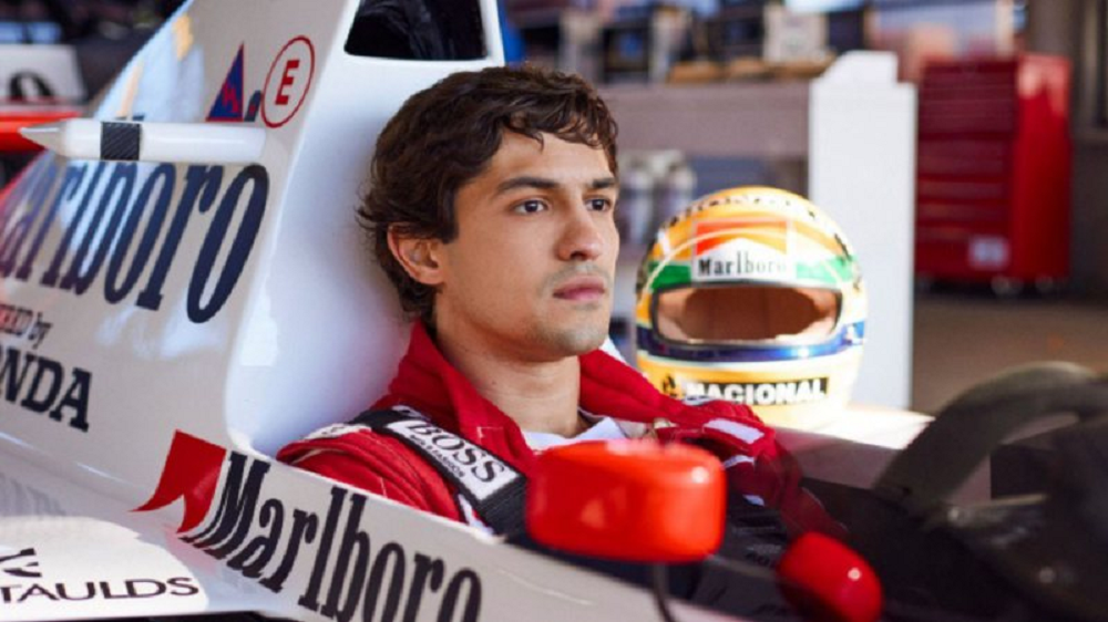Gabriel Leone como Ayrton Senna em série da Netflix, sem olhar para a câmera, em carro