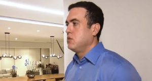 empresário Antônio Vinícius Lopes Gritzbach de perfil, sério, de camisa social azul