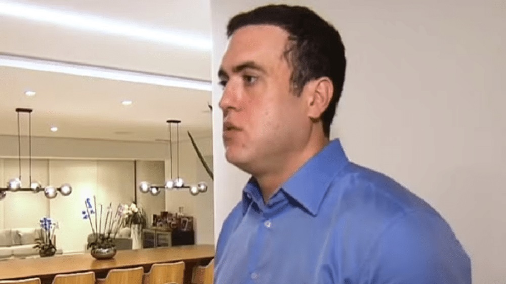 empresário Antônio Vinícius Lopes Gritzbach de perfil, sério, de camisa social azul