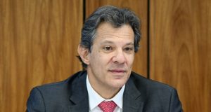 O ministro da Fazenda, Fernando Haddad, com expressão séria, sem olhar para a câmera