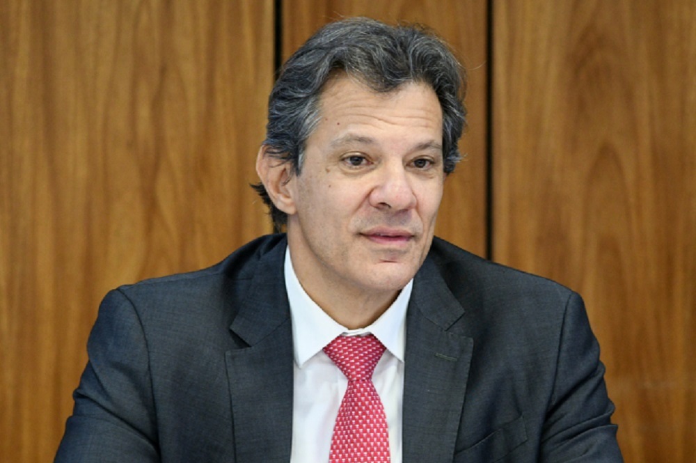 O ministro da Fazenda, Fernando Haddad, com expressão séria, sem olhar para a câmera