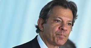 O ministro da Fazenda, Fernando Haddad, fazendo careta sem olhar para a câmera