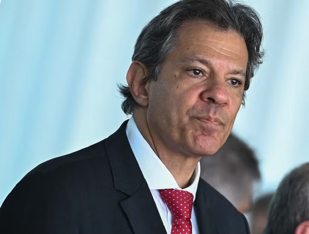 O ministro da Fazenda, Fernando Haddad, fazendo careta sem olhar para a câmera