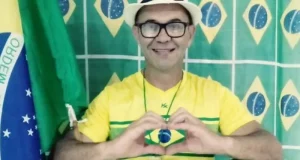 Francisco Wanderley Luiz de roupa do Brasil fazendo coração com as mãos