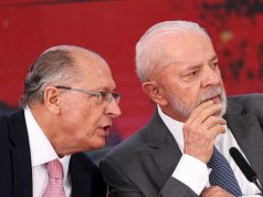 Geraldo Alckmin e Luiz Inácio Lula da Silva conversando, de lado, sem olhar para a câmera