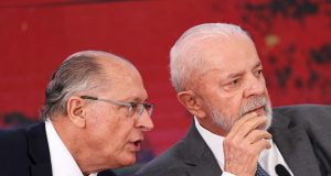 Geraldo Alckmin e Luiz Inácio Lula da Silva conversando, de lado, sem olhar para a câmera