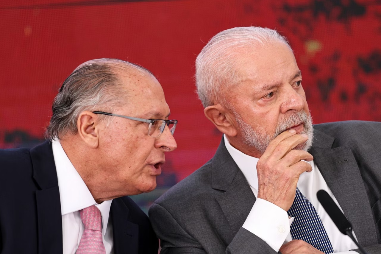 Geraldo Alckmin e Luiz Inácio Lula da Silva conversando, de lado, sem olhar para a câmera